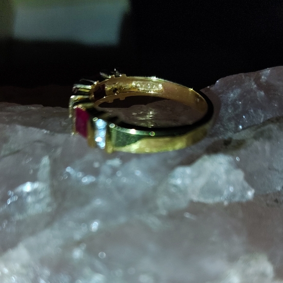 Elegant Gold and Red Ring - Picture 2 of 5
